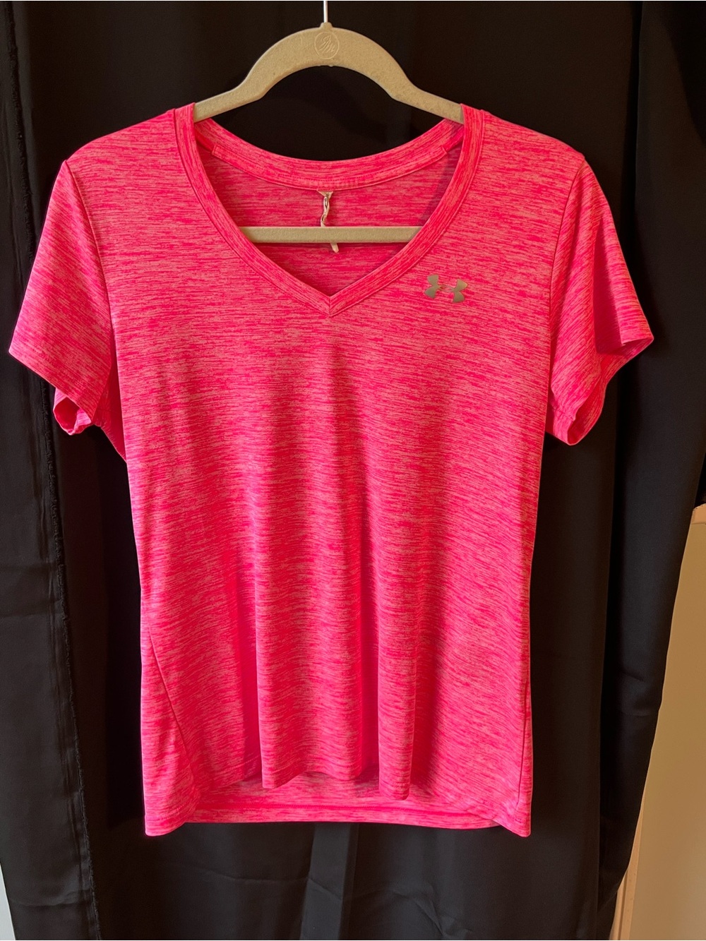 Under Armour Women’s Hot Pink Heathered V-Neck Performance Tee